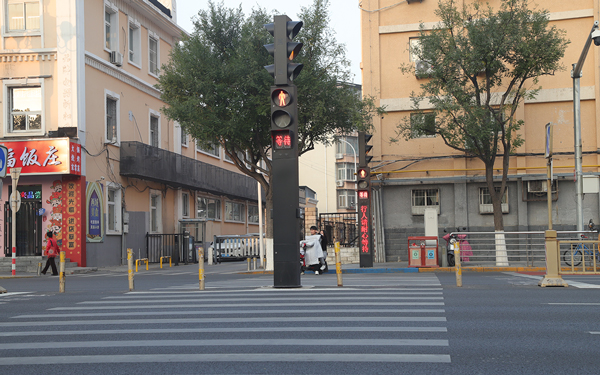 Nuevas luminarias integradas y pantallas a la espera de ser convertidas y accionadas, proyecto Sichuang, intersección de Mentougou