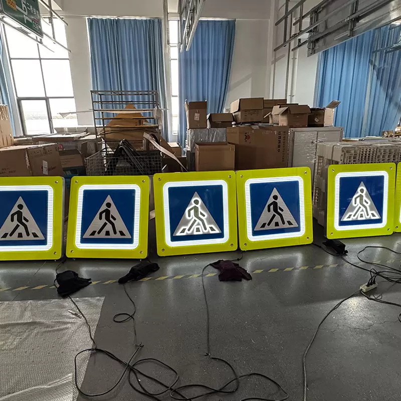 señales de paso de peatones alimentadas por energía solar