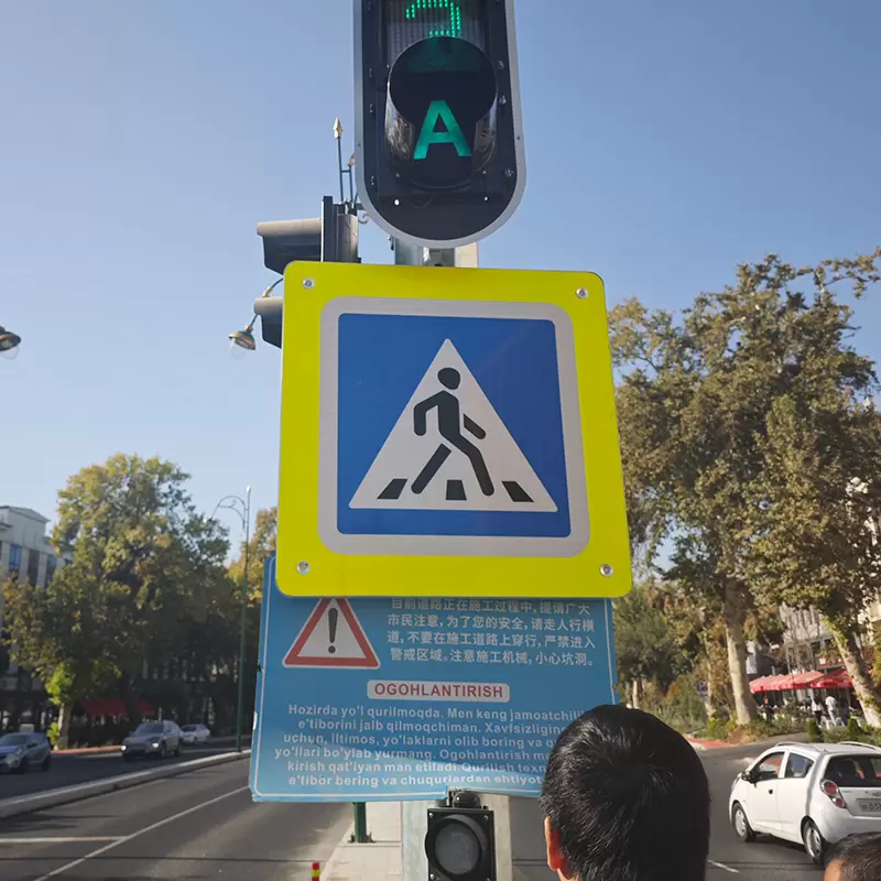 Señales de paso de peatones luminosas internamente